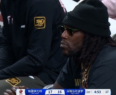 哦呦？你來了！新疆新外援哈雷爾場邊觀戰(zhàn)新疆主場vs深圳的比賽