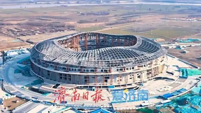 魯媒：戴上1.6萬噸“鋼鐵巨冠”，黃河體育中心球場(chǎng)完成屋蓋施工