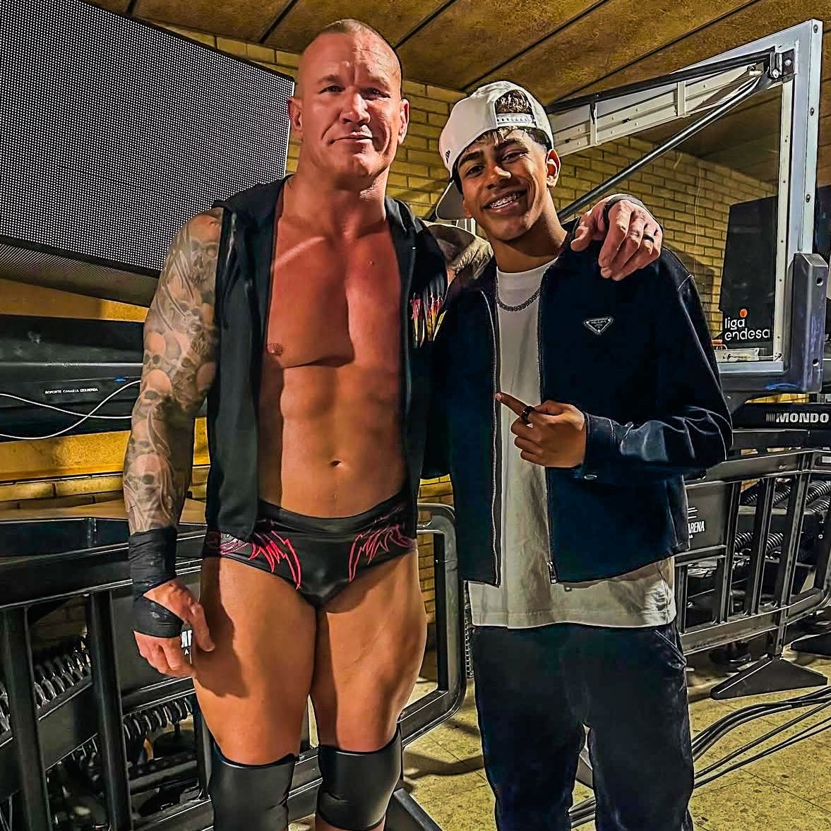小心RKO！亞馬爾現(xiàn)場觀戰(zhàn)WWE，和奧爾頓、Triple H等合影