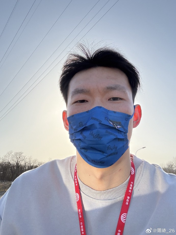 悠閑！周琦騎京牌電動(dòng)車(chē)出行：太陽(yáng)出來(lái)了 開(kāi)京牌兜兜風(fēng)！