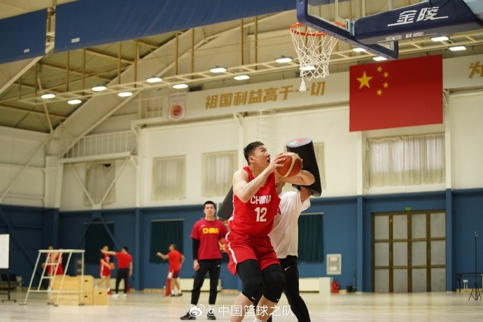 中國籃球之隊(duì)官博：大塊頭 大能量 祝李炎哲25歲生日快樂！