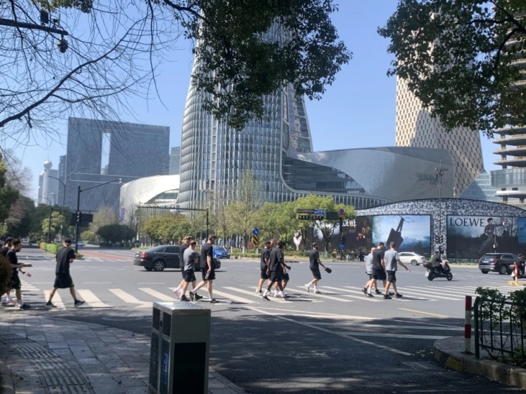 心態(tài)放松，有網友拍到澳大利亞隊早上在萬象城citywalk