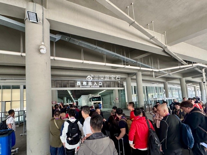 盛況空前！記者曬照：距離中澳之戰(zhàn)還有三小時(shí)，現(xiàn)場(chǎng)記者已超百名