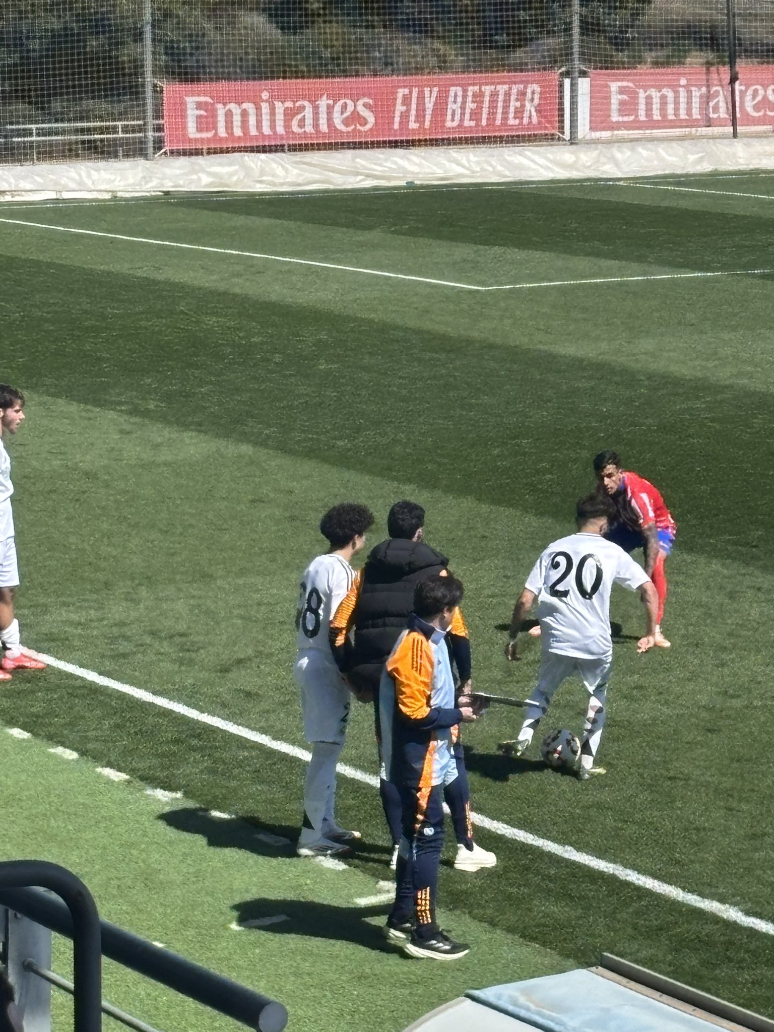 天賦滿滿！馬塞洛15歲兒子恩佐皇馬U19首秀，登場(chǎng)5分鐘腳后跟助攻